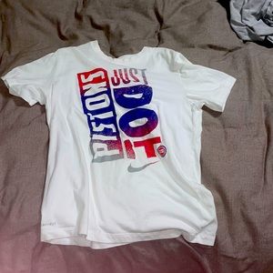 Pistons tee